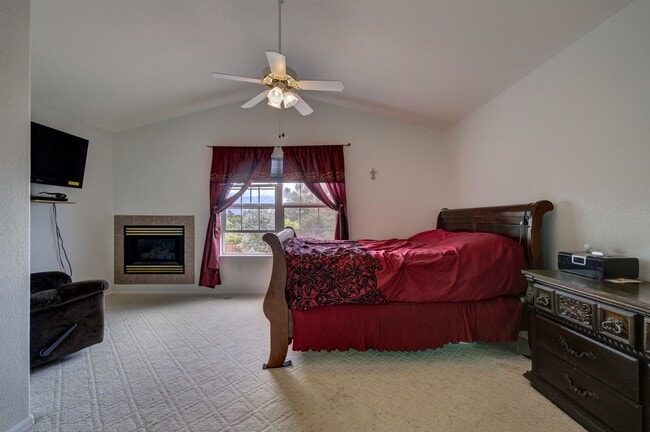 Building Photo - $2222 | 3BR/3BA | Pueblo West Gem!