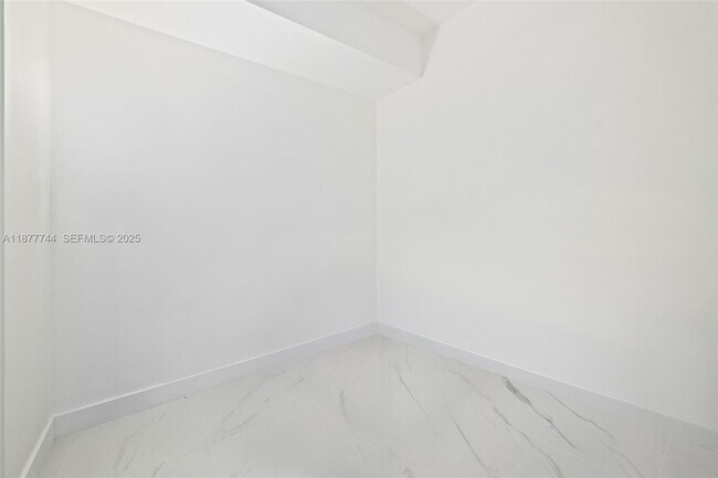 Building Photo - 700 NE 24th St