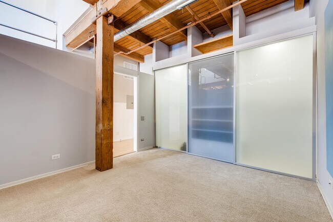 Building Photo - 333 S Desplaines St