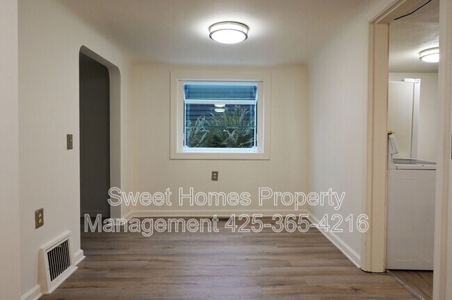 Building Photo - 1338 N 152nd St