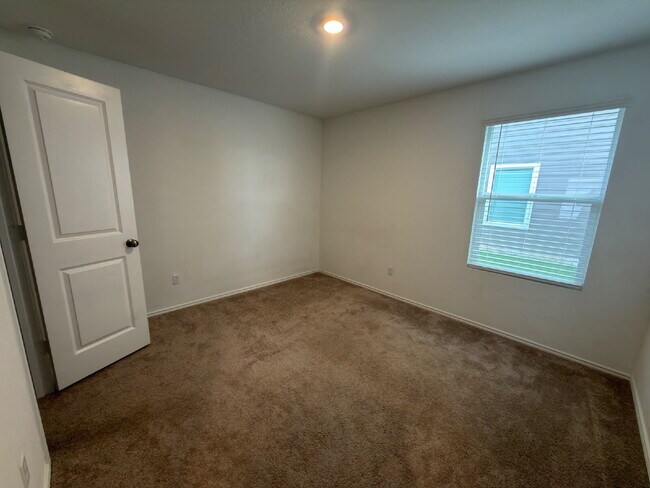 Building Photo - Three bed two bath two car garage in Sunset Oaks community.