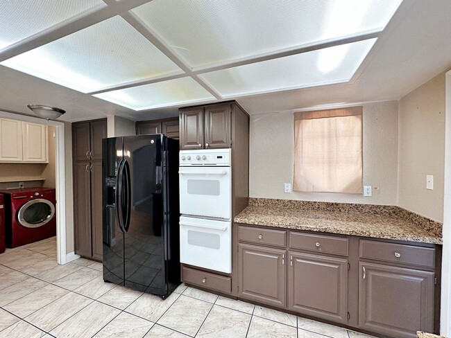 Building Photo - Green Valley Luxury Single Story: Pool, Putting Green, 4 Bedrooms, SOLAR!