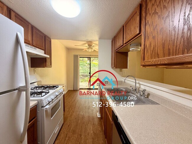 Building Photo - Available Now: 2 bed/1 bath duplex with car port