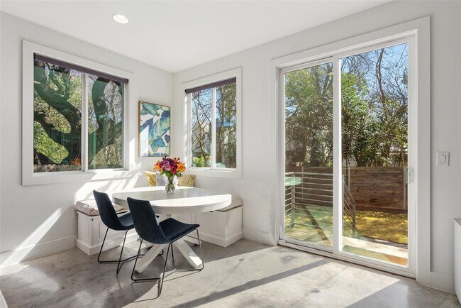 Building Photo - 402 El Paso St