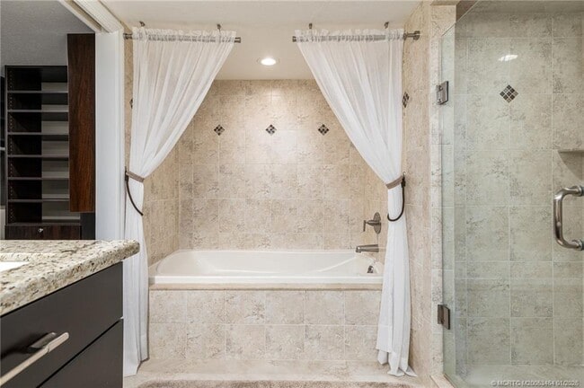 Building Photo - 415 NW North River Dr