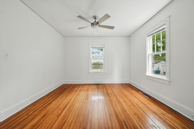 Building Photo - 4 Bedroom Highland Terrace Beauty