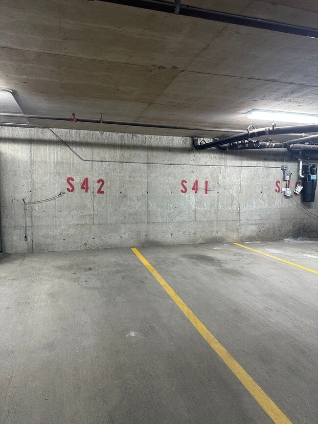 Building Photo - Desirable Park Place Condo -2 bedroom 1.5 ...