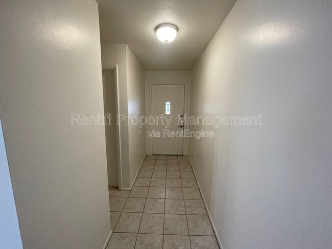 Building Photo - 805 SE 24th Ave