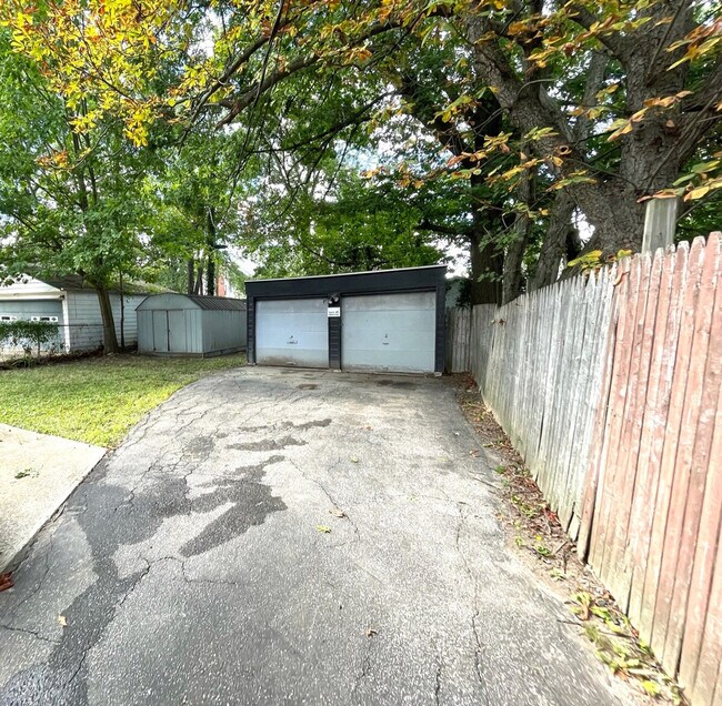 Building Photo - 988 Nela View Rd