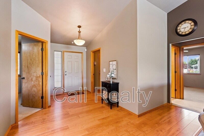 Building Photo - 5211 S Myrtle Ln
