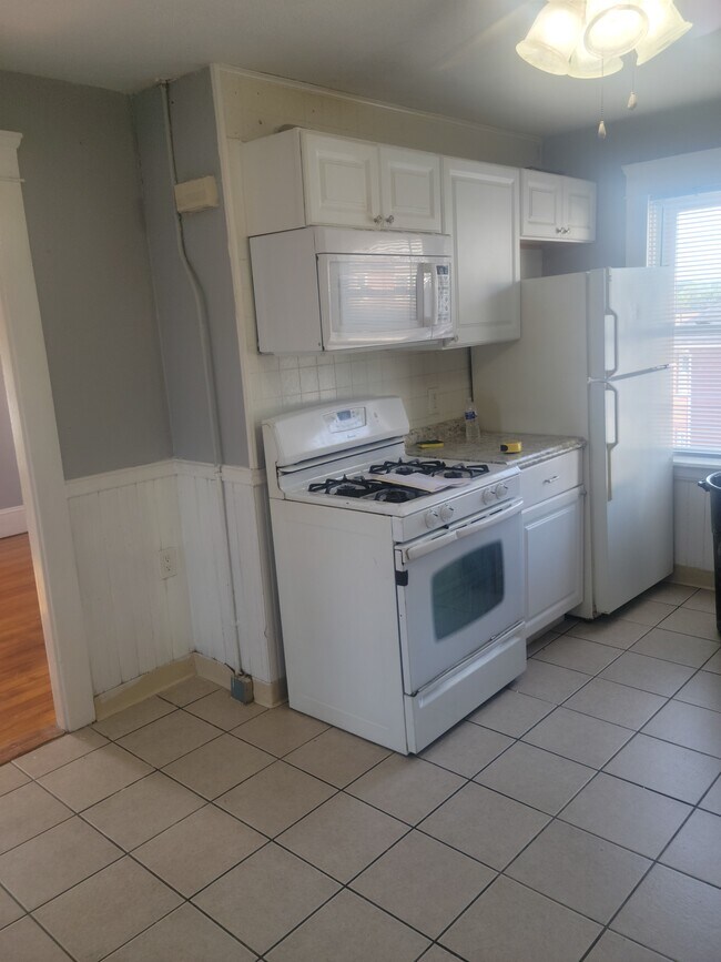 Building Photo - 809 Charles St