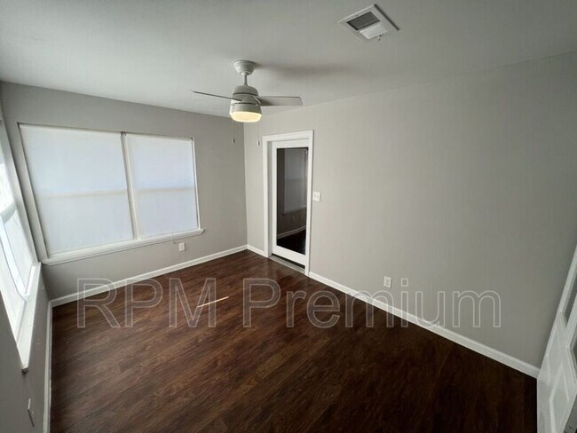 Building Photo - 10494 Wade Dr