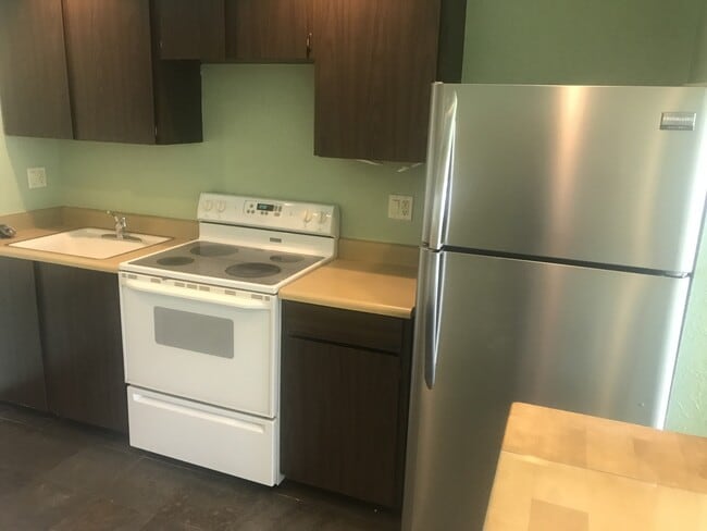 Building Photo - Adorable Condo in NE Bend!