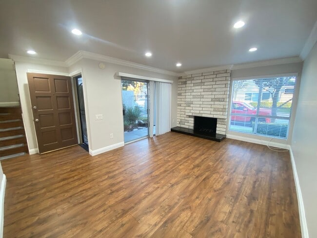 Building Photo - Luxurious 3 Bedroom Cypress Townhouse for Rent!