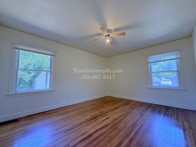 Building Photo - MOVE IN SPECIAL! ONE MONTH FREE! Timeless SE Portland 3 Bed Home w/Backyard, Hardwood Floors, & B...