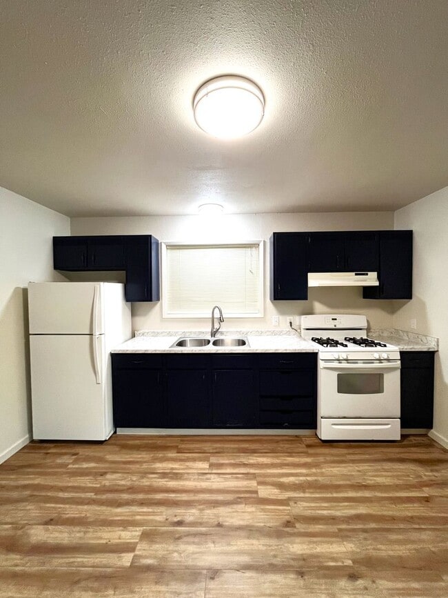 Building Photo - Fairhaven Recently Updated 2 Bedroom Duplex