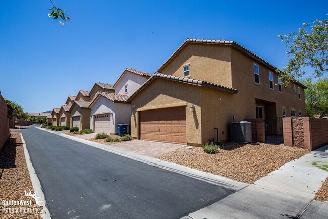 Building Photo - Stunning 4Bdm 3Ba Two-Story Home in the In...