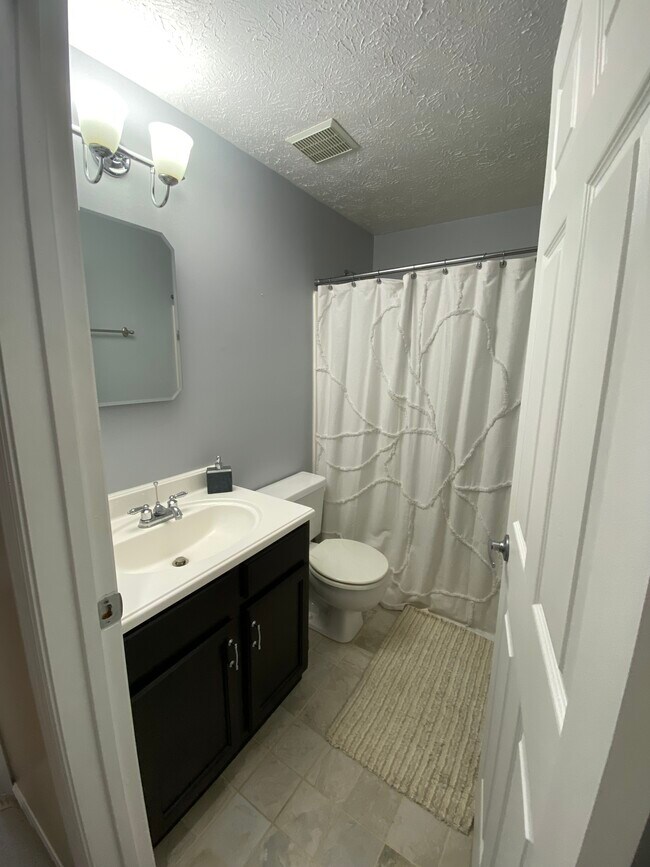 Bath 2nd Floor - 2519 Hawthorne Dr