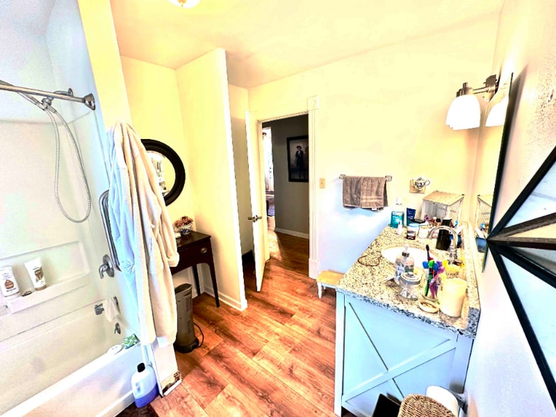 Building Photo - 229 W Van Buren St