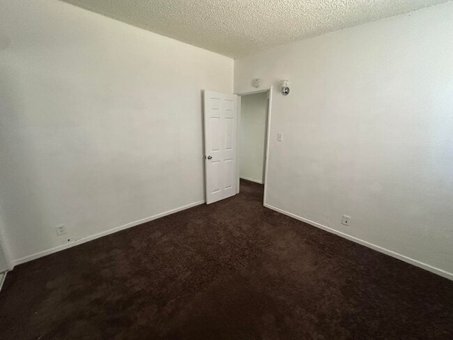Building Photo - Adorable Apartment