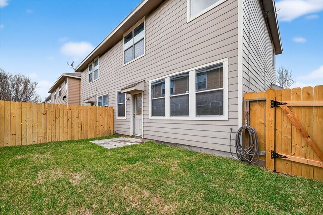 Building Photo - 16623 Newglen Ln