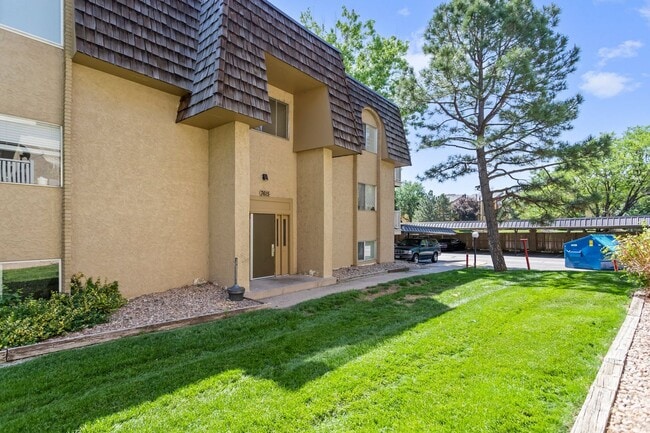 Building Photo - 2 bed / 1 bath - Whispering Pines Condo