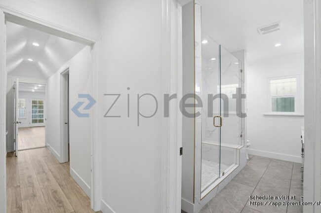 Building Photo - 1421 Stearns Dr