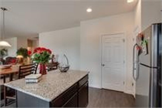 Building Photo - Beautiful 4bd 2.5ba home with Community Am...