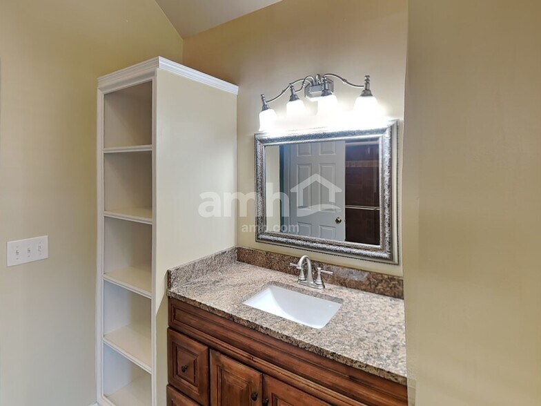 Building Photo - 3030 Romain Trl