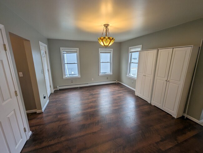 Building Photo - 208 Grove St