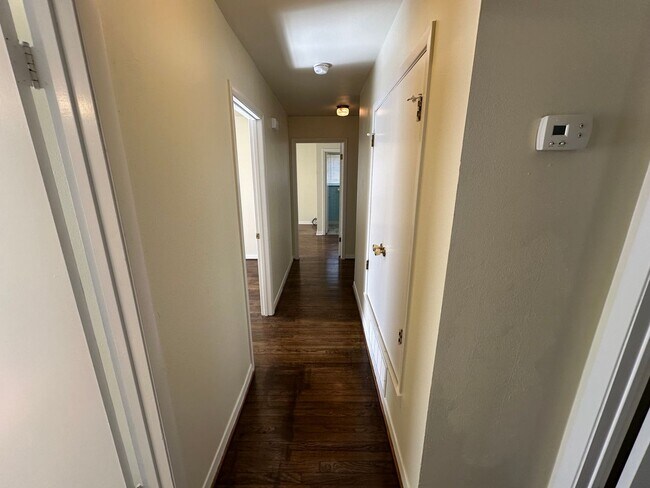 Building Photo - 511 Louise St