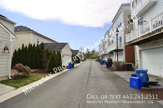 Building Photo - 3 Bed Townhome w/ 2 Car Garage & Balcony i...