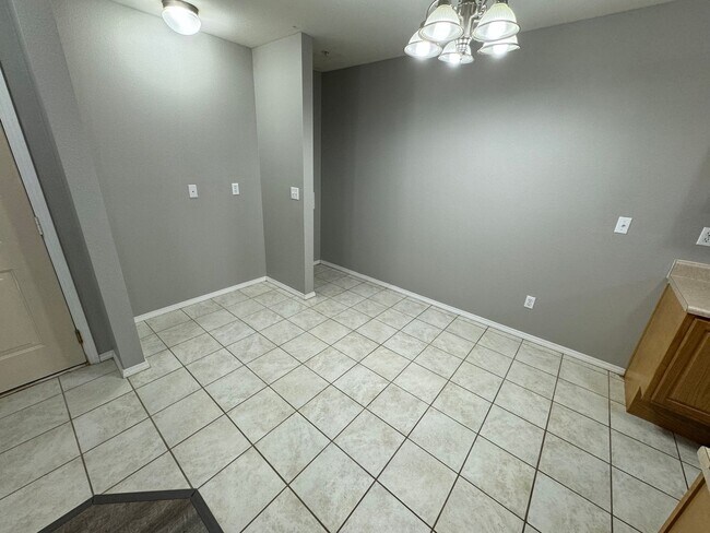 Building Photo - Updated 1 bedroom 2 bathroom apartment on ...