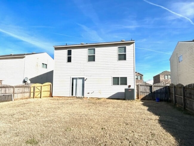 Building Photo - THREE BEDROOMS/TWO & HALF BATHROOMS SPACIOUS HOME - MADISON. MOVE IN SPECIAL!