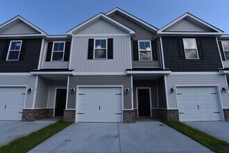 Building Photo - Beautiful Townhome. ***No Pets***