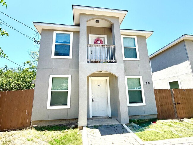 Building Photo - 1611 N Navidad St