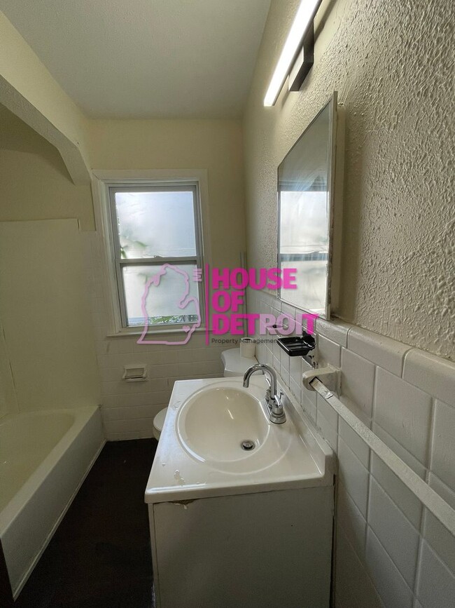 Building Photo - 3 BEDROOM | 1 BATH | FREE PRE SCREEN