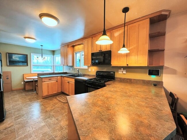 Building Photo - Spacious Midtown Two Bedroom with Utilitie...