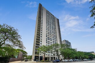 Building Photo - 1455 N Sandburg Terrace