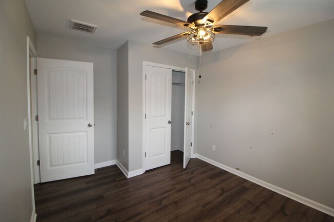 Building Photo - 3 Bedroom in Magnolia Gardens Available Now!