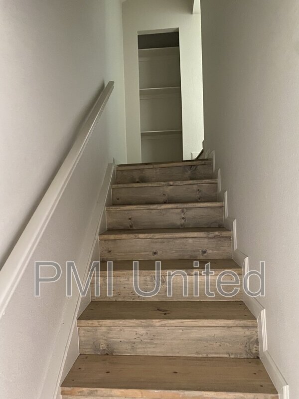 Building Photo - 1100 E Hickory St