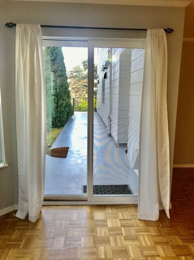 Building Photo - Two Bedroom/Two bath Capitol Hill Condo - ...
