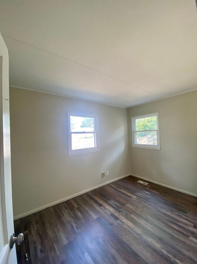 Building Photo - 2 Bedroom Home Located Near Lafayette Country Club!