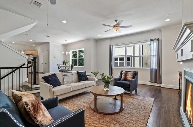 Building Photo - 1333 W 22nd St