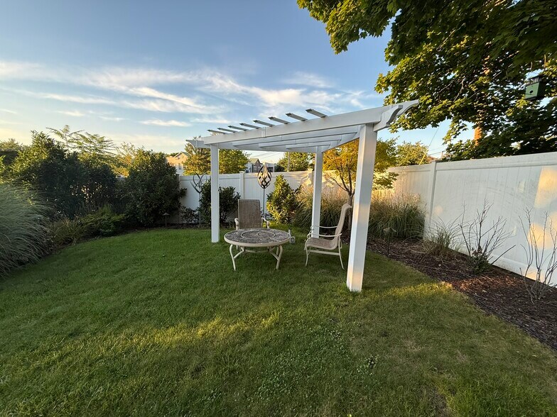 Trellis Sitting Area - 99 Roland St
