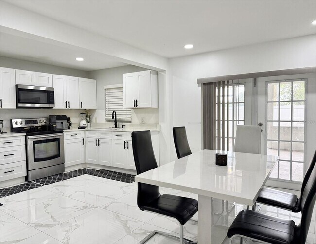 Building Photo - 5118 Tennis Ct Cir