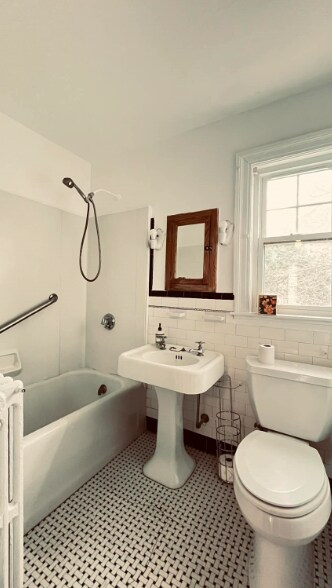 Building Photo - 21 Lawrence Ln