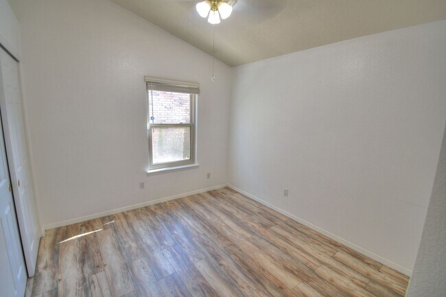 Building Photo - Great NW Three Bedroom , Two Bathroom, 2 C...