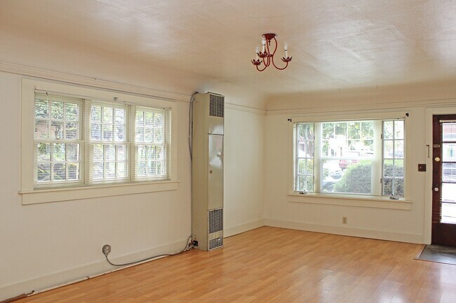 Building Photo - 3087 SE Ankeny St