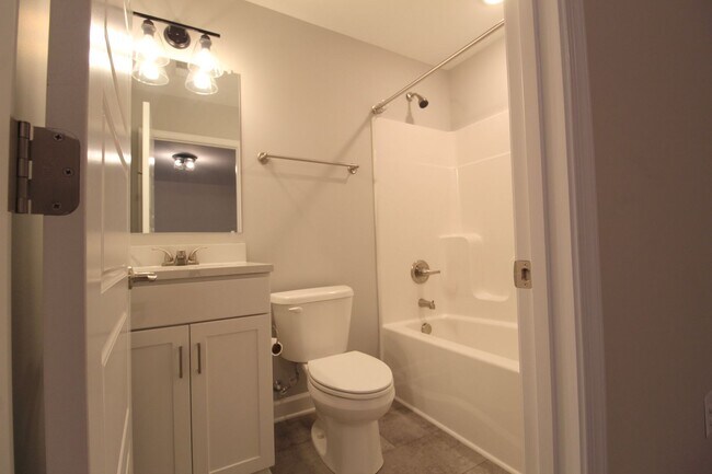 Building Photo - Large 3 level large end unit townhome with...